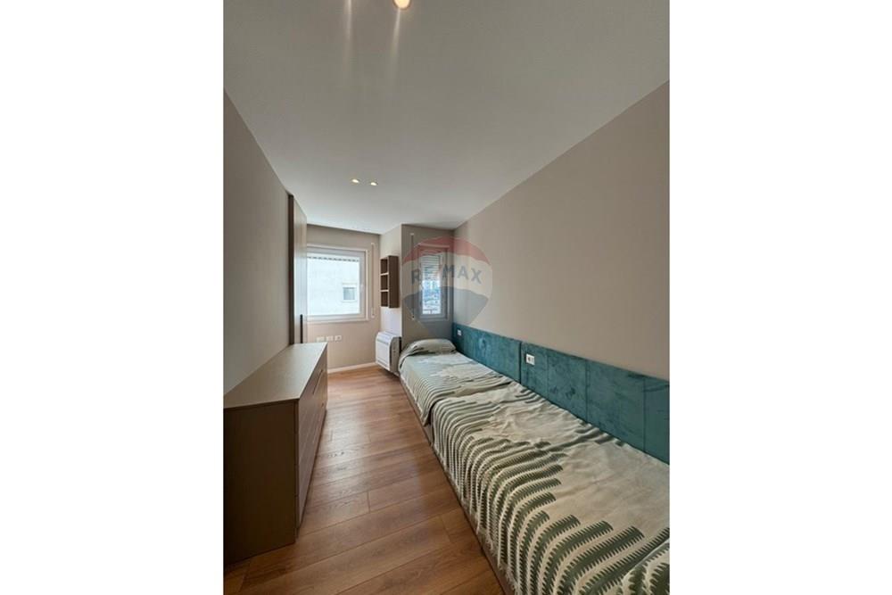 Appartamento situato al quarto piano dell'edificio nel donika center, nel cuore della città. Ha una superficie netta di 77,4 m² e una superficie totale di 88,6 m².