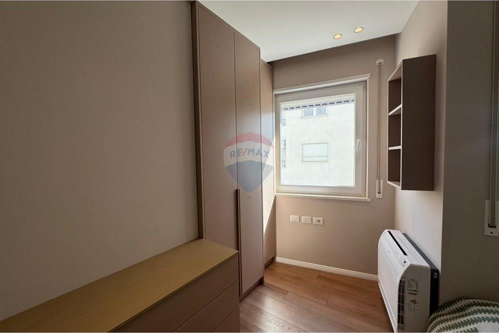 Appartamento situato al quarto piano dell'edificio nel donika center, nel cuore della città. Ha una superficie netta di 77,4 m² e una superficie totale di 88,6 m².