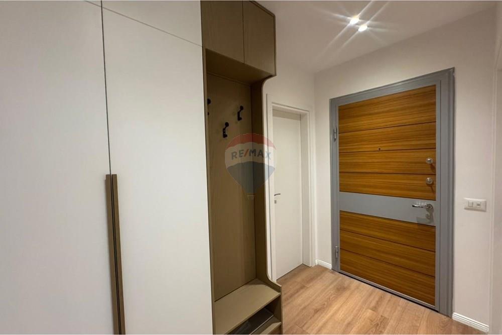 Appartamento situato al quarto piano dell'edificio nel donika center, nel cuore della città. Ha una superficie netta di 77,4 m² e una superficie totale di 88,6 m².