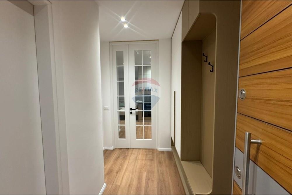 Appartamento situato al quarto piano dell'edificio nel donika center, nel cuore della città. Ha una superficie netta di 77,4 m² e una superficie totale di 88,6 m².