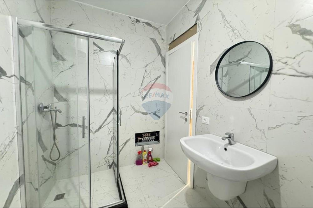 Appartamento situato al quarto piano dell'edificio nel donika center, nel cuore della città. Ha una superficie netta di 77,4 m² e una superficie totale di 88,6 m².