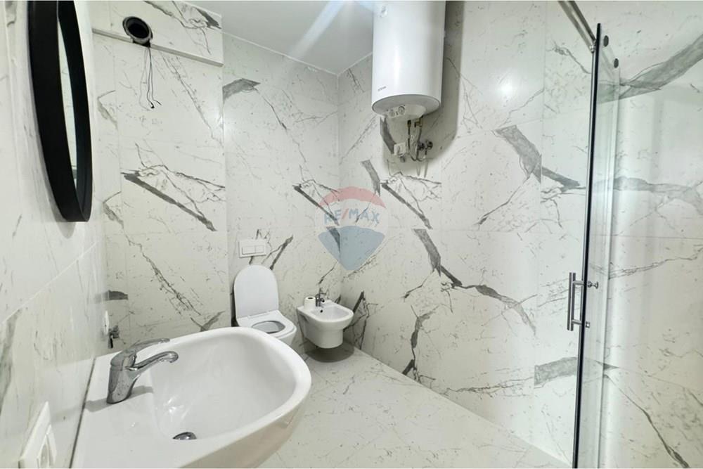 Appartamento situato al quarto piano dell'edificio nel donika center, nel cuore della città. Ha una superficie netta di 77,4 m² e una superficie totale di 88,6 m².