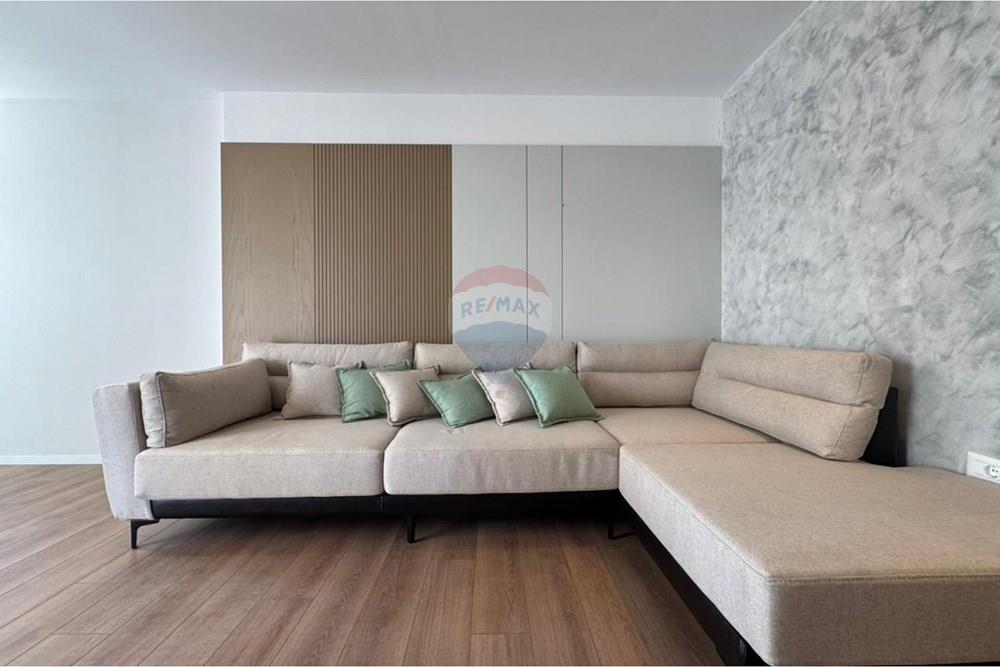Appartamento situato al quarto piano dell'edificio nel donika center, nel cuore della città. Ha una superficie netta di 77,4 m² e una superficie totale di 88,6 m².