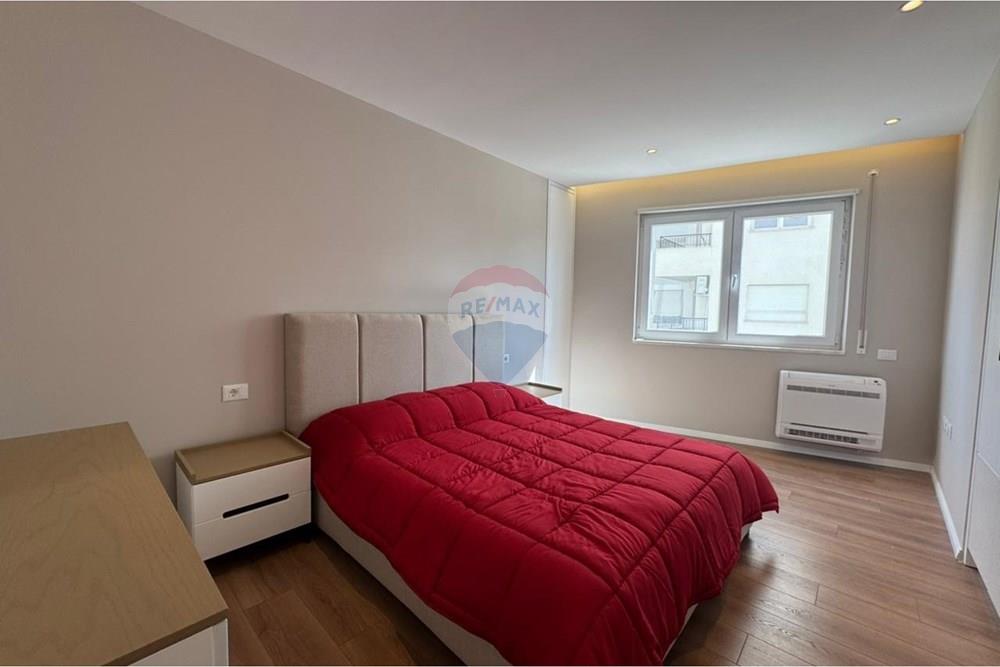Appartamento situato al quarto piano dell'edificio nel donika center, nel cuore della città. Ha una superficie netta di 77,4 m² e una superficie totale di 88,6 m².