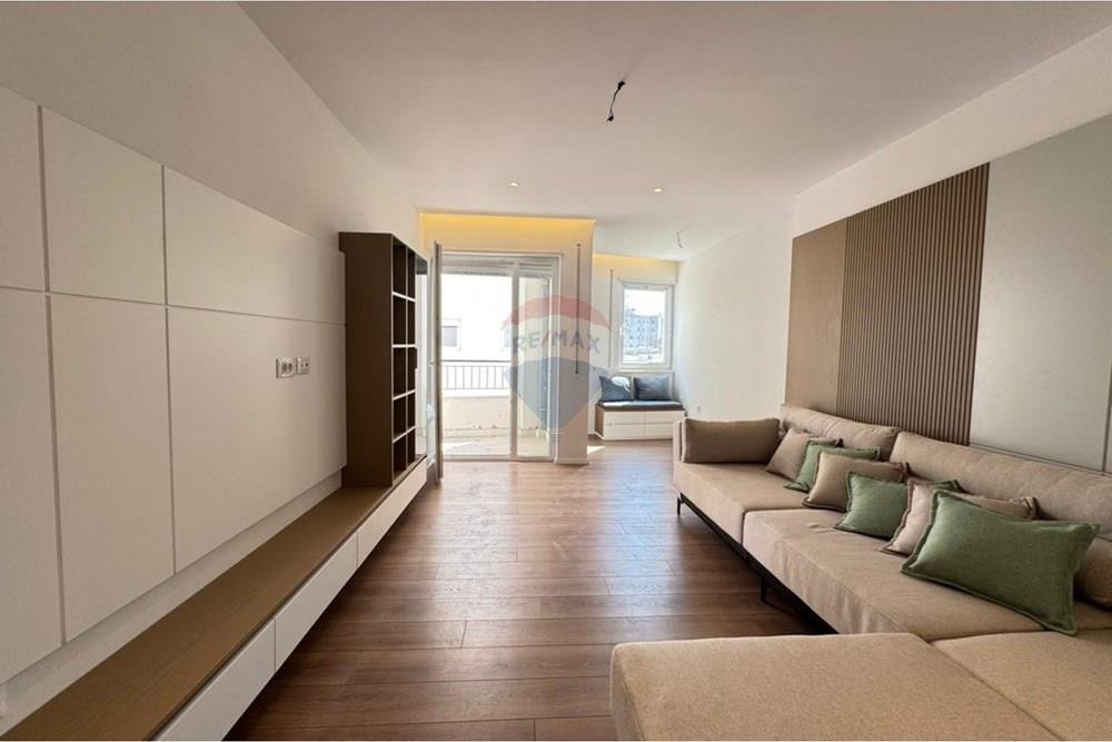 Appartamento situato al quarto piano dell'edificio nel donika center, nel cuore della città. Ha una superficie netta di 77,4 m² e una superficie totale di 88,6 m².