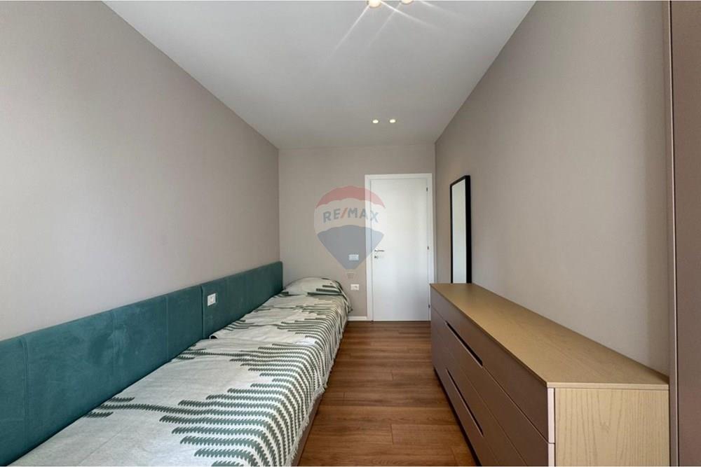 Appartamento situato al quarto piano dell'edificio nel donika center, nel cuore della città. Ha una superficie netta di 77,4 m² e una superficie totale di 88,6 m².