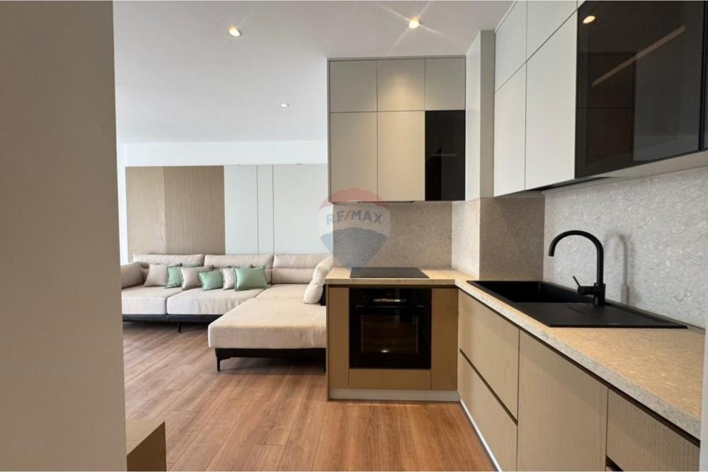 Appartamento situato al quarto piano dell'edificio nel donika center, nel cuore della città. Ha una superficie netta di 77,4 m² e una superficie totale di 88,6 m².