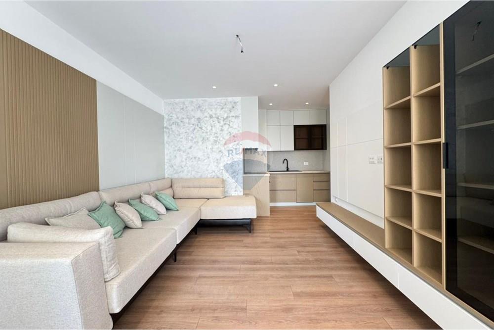 Appartamento situato al quarto piano dell'edificio nel donika center, nel cuore della città. Ha una superficie netta di 77,4 m² e una superficie totale di 88,6 m².