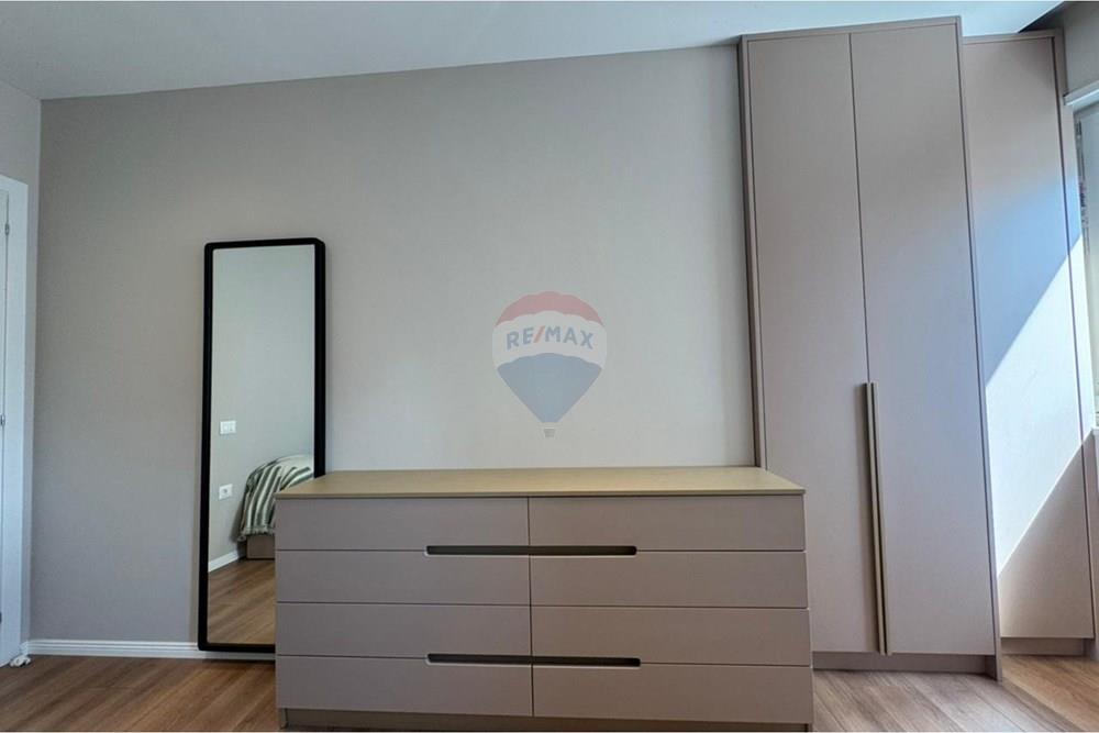 Appartamento situato al quarto piano dell'edificio nel donika center, nel cuore della città. Ha una superficie netta di 77,4 m² e una superficie totale di 88,6 m².