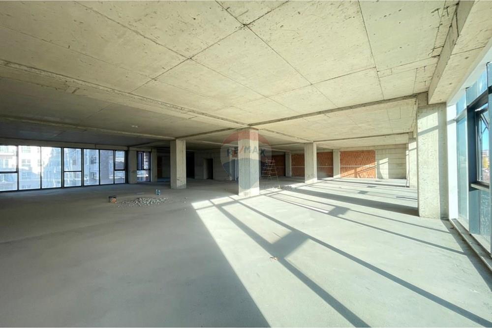 Espaço comercial para alugar em Astir.