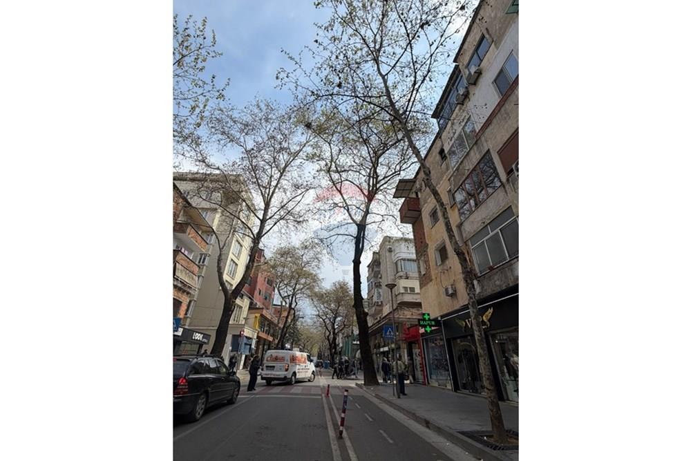 Negozio in vendita, 65 metri quadrati, su myslym shyr, in una delle zone più frequentate di Tirana.