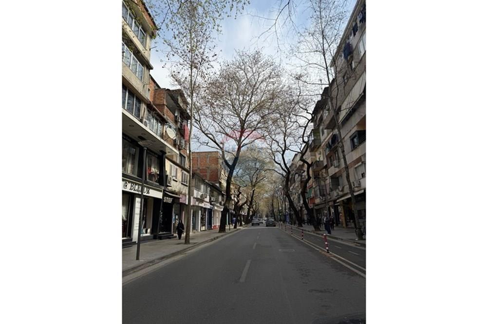 Negozio in vendita, 65 metri quadrati, su myslym shyr, in una delle zone più frequentate di Tirana. (2)