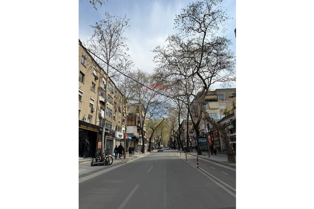 Negozio in vendita, 65 metri quadrati, su myslym shyr, in una delle zone più frequentate di Tirana. (3)