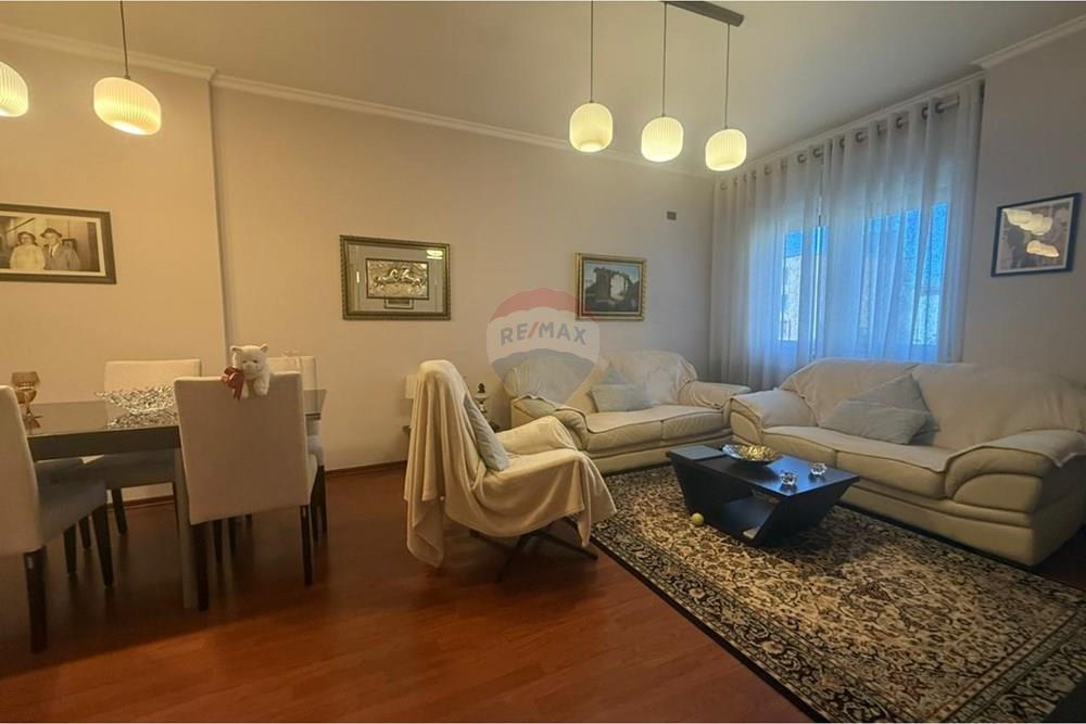 Apartamento 3+1+2 à venda rruga e barrikadave