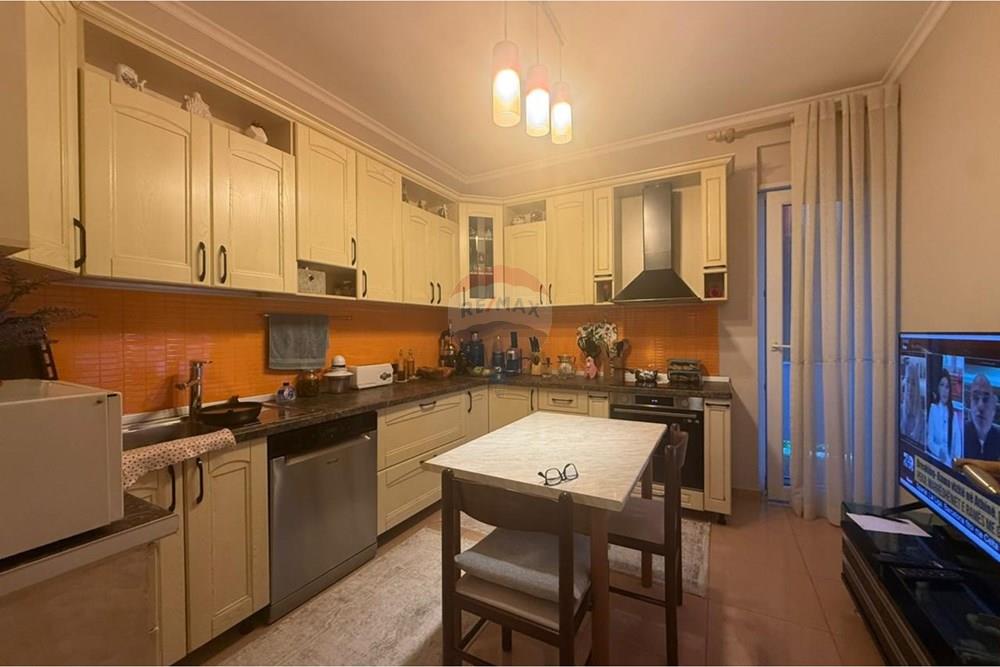 Apartamento 3+1+2 à venda rruga e barrikadave