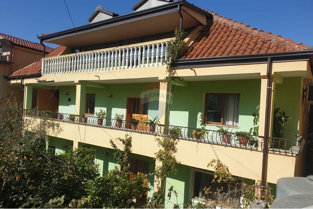 Villa situata in una posizione strategica che offre tranquillità, privacy e facile accesso a tutti i principali servizi della città.