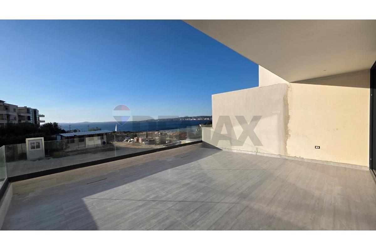 Chaque appartement en bord de mer donne la sensation d’un resort privé, mais cette propriété est conçue précisément pour ce style de vie. (2)