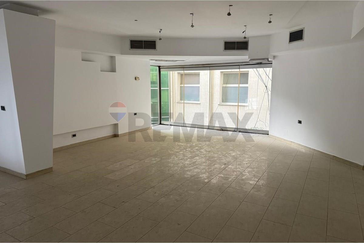 Negozio duplex in vendita 142 m² vicino alla scuola di balletto, Tirana