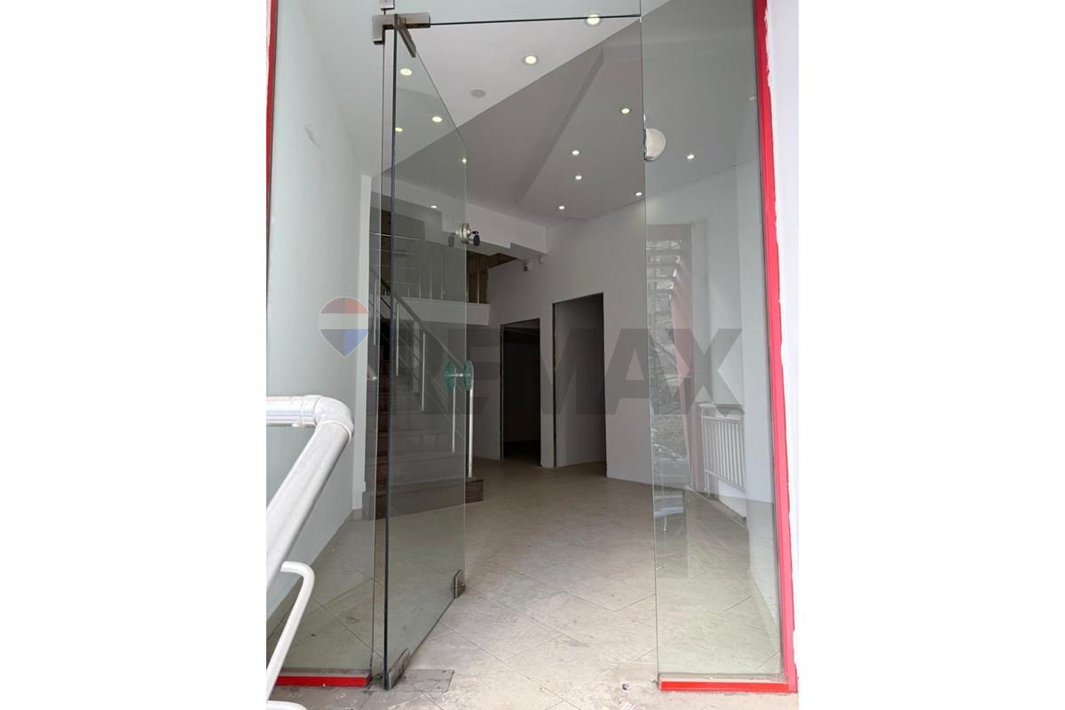 Negozio duplex in vendita 142 m² vicino alla scuola di balletto, Tirana
