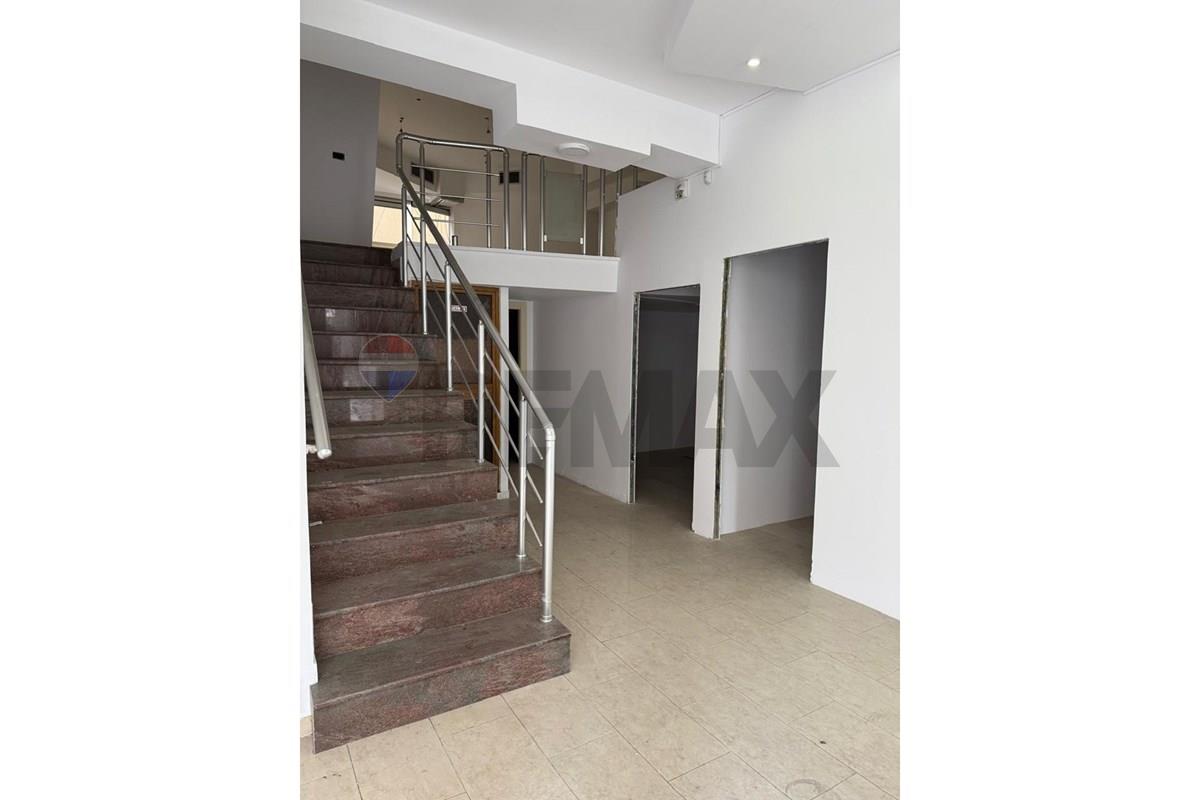 Negozio duplex in vendita 142 m² vicino alla scuola di balletto, Tirana