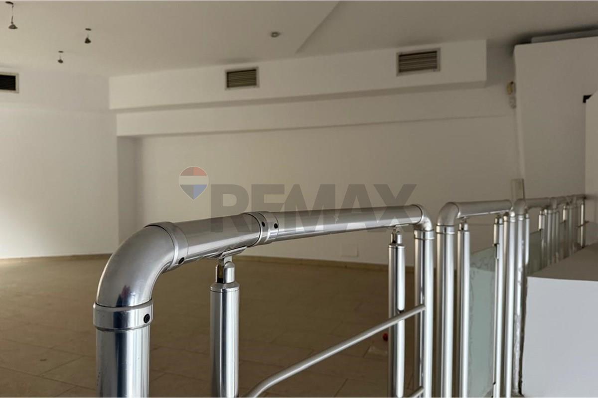 Negozio duplex in vendita 142 m² vicino alla scuola di balletto, Tirana