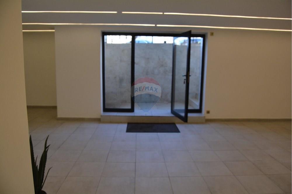 Locale commerciale in affitto nel centro di Pristina! Il locale ha una superficie di 100 m², adatto a diverse attività commerciali. (2)