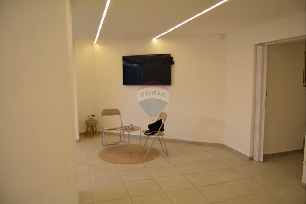 Locale commerciale in affitto nel centro di Pristina! Il locale ha una superficie di 100 m², adatto a diverse attività commerciali. (3)