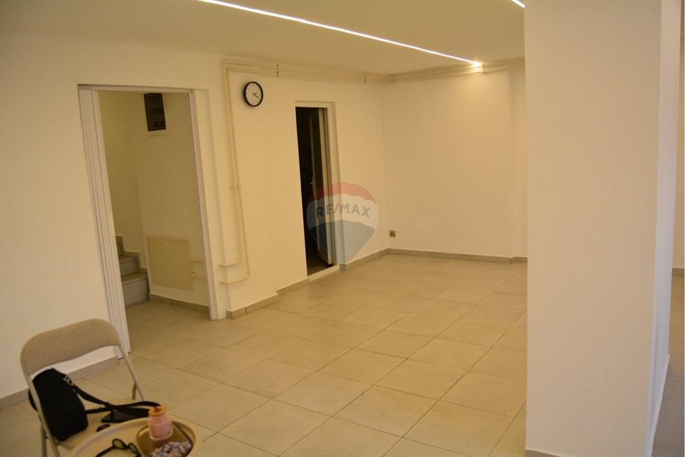Locale commerciale in affitto nel centro di Pristina! Il locale ha una superficie di 100 m², adatto a diverse attività commerciali. (5)