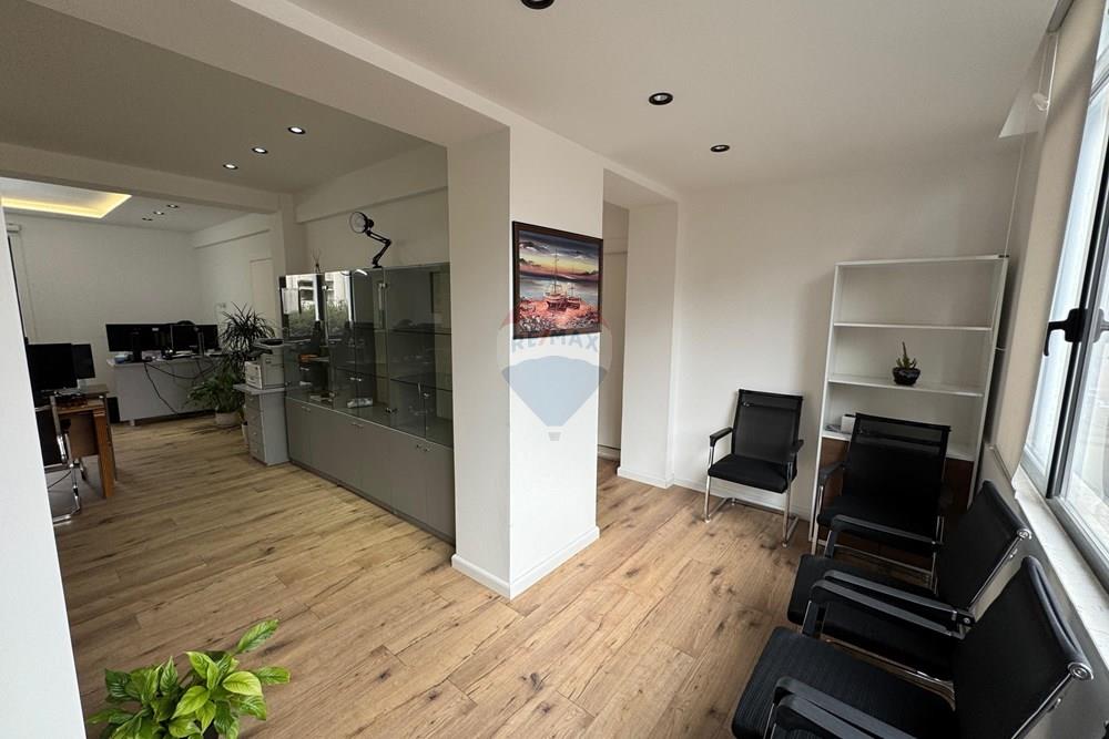 Office space for rent 52 m² first floor