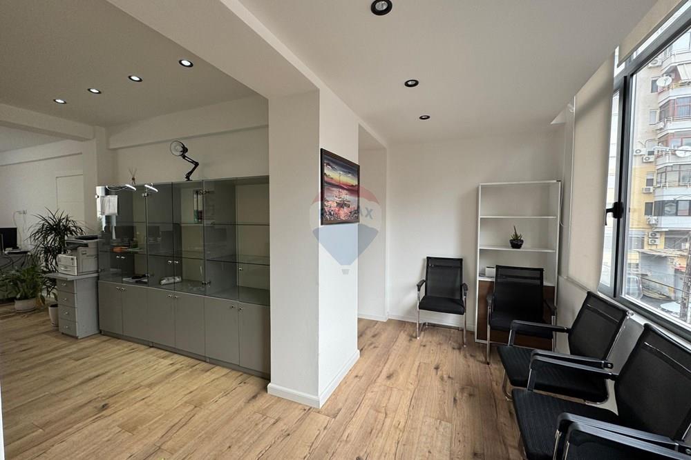 Office space for rent 52 m² first floor