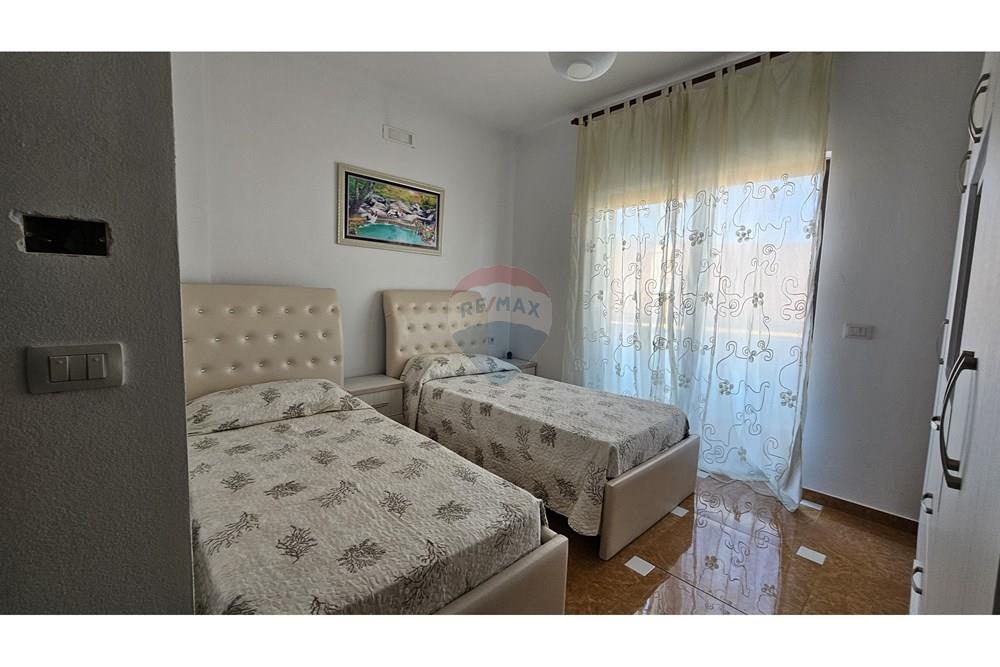 Business building for sale in Pogradec, an ideal investment opportunity with guaranteed return. (4)