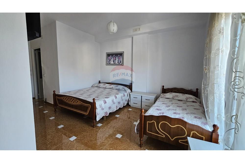 Business building for sale in Pogradec, an ideal investment opportunity with guaranteed return. (5)