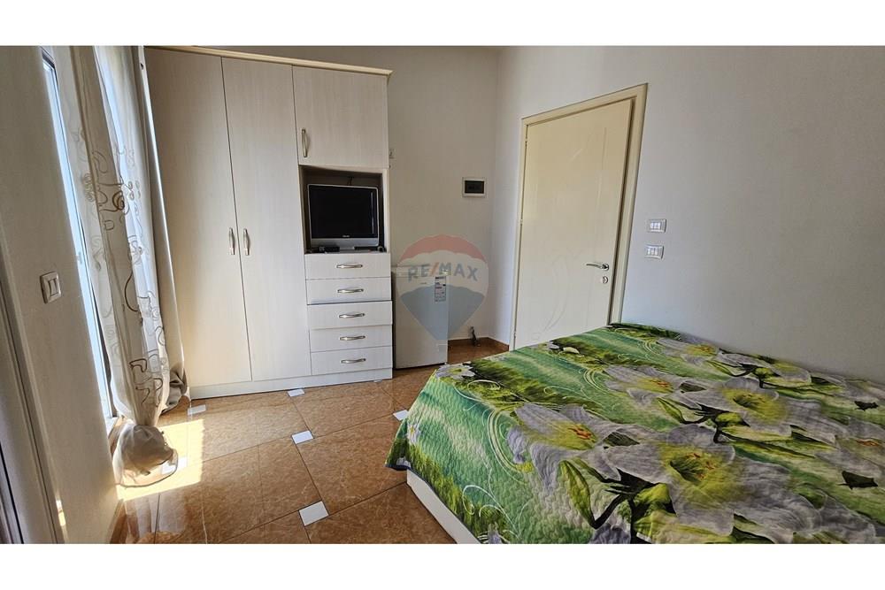Business building for sale in Pogradec, an ideal investment opportunity with guaranteed return. (8)
