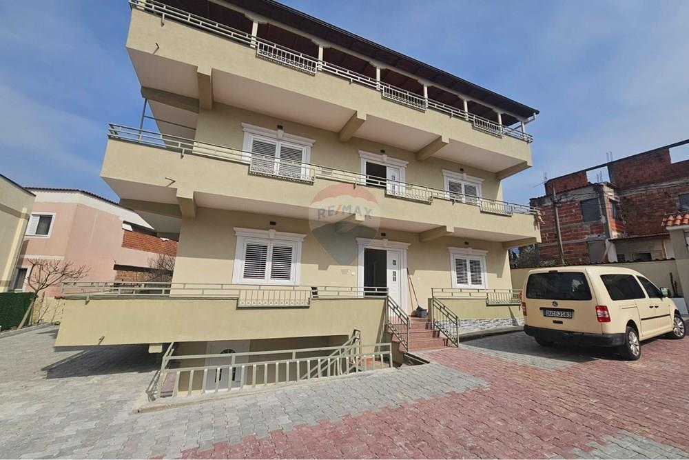 Shitet vila te kodra e priftit, bosh ose e mobiluar. Tre kate ndërtim e përshtatshme për zyra, kopështe fëmijësh, azil për të moshuar etj.
