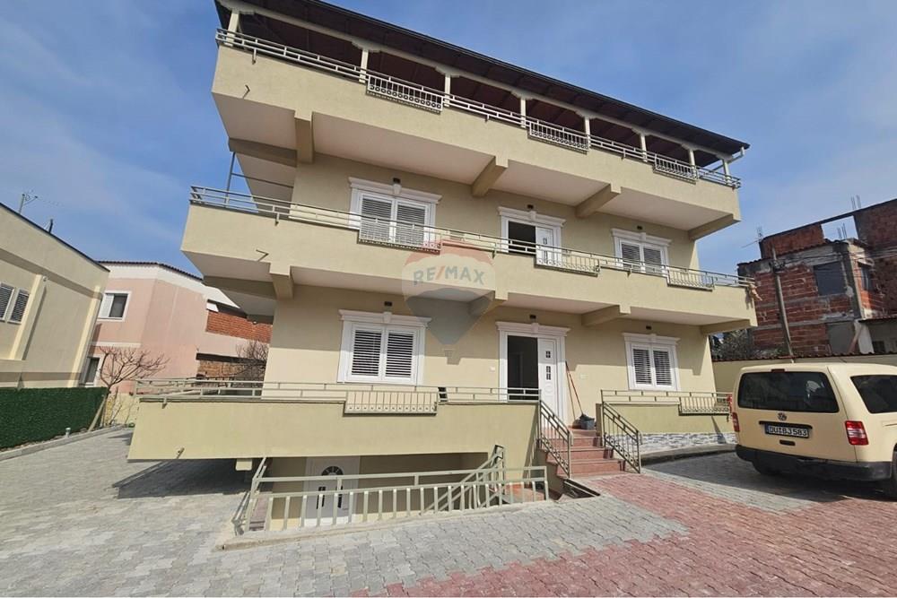 Shitet vila te kodra e priftit, bosh ose e mobiluar. Tre kate ndërtim e përshtatshme për zyra, kopështe fëmijësh, azil për të moshuar etj.
