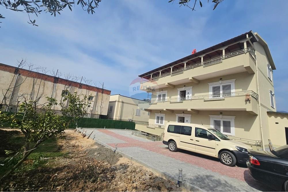 Shitet vila te kodra e priftit, bosh ose e mobiluar. Tre kate ndërtim e përshtatshme për zyra, kopështe fëmijësh, azil për të moshuar etj.