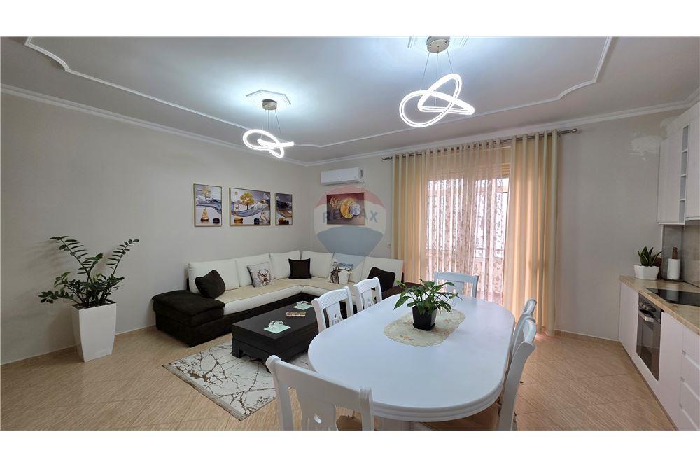 Apartament 2+1+2 në shitje, rr. E çipajve, Vlorë
