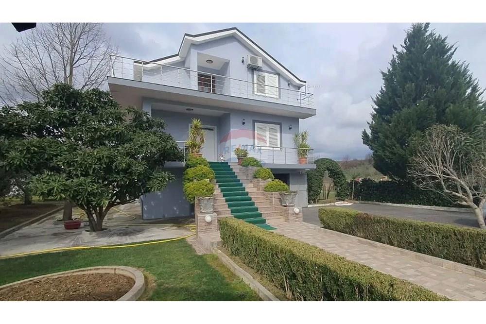 Terrain avec villa de 3 étages à vore