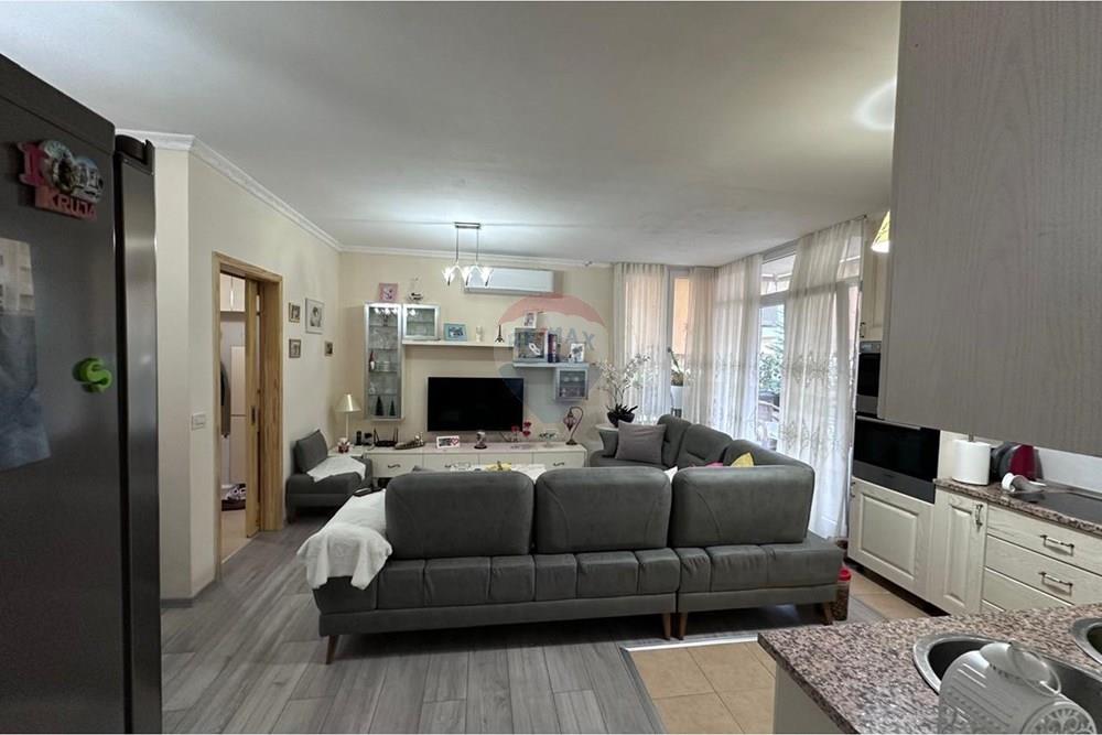 En una de las zonas más demandadas y tranquilas de Tirana, se ofrece a la venta un apartamento cómodo y perfectamente organizado: