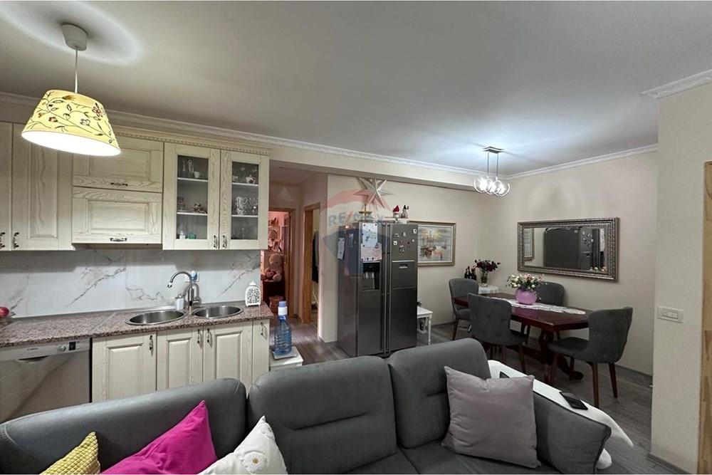 En una de las zonas más demandadas y tranquilas de Tirana, se ofrece a la venta un apartamento cómodo y perfectamente organizado: