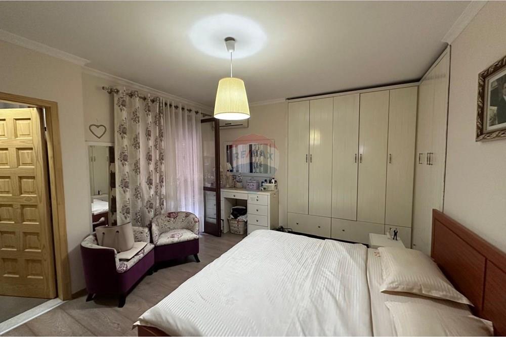 En una de las zonas más demandadas y tranquilas de Tirana, se ofrece a la venta un apartamento cómodo y perfectamente organizado: