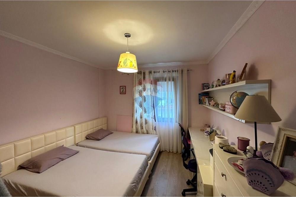 En una de las zonas más demandadas y tranquilas de Tirana, se ofrece a la venta un apartamento cómodo y perfectamente organizado:
