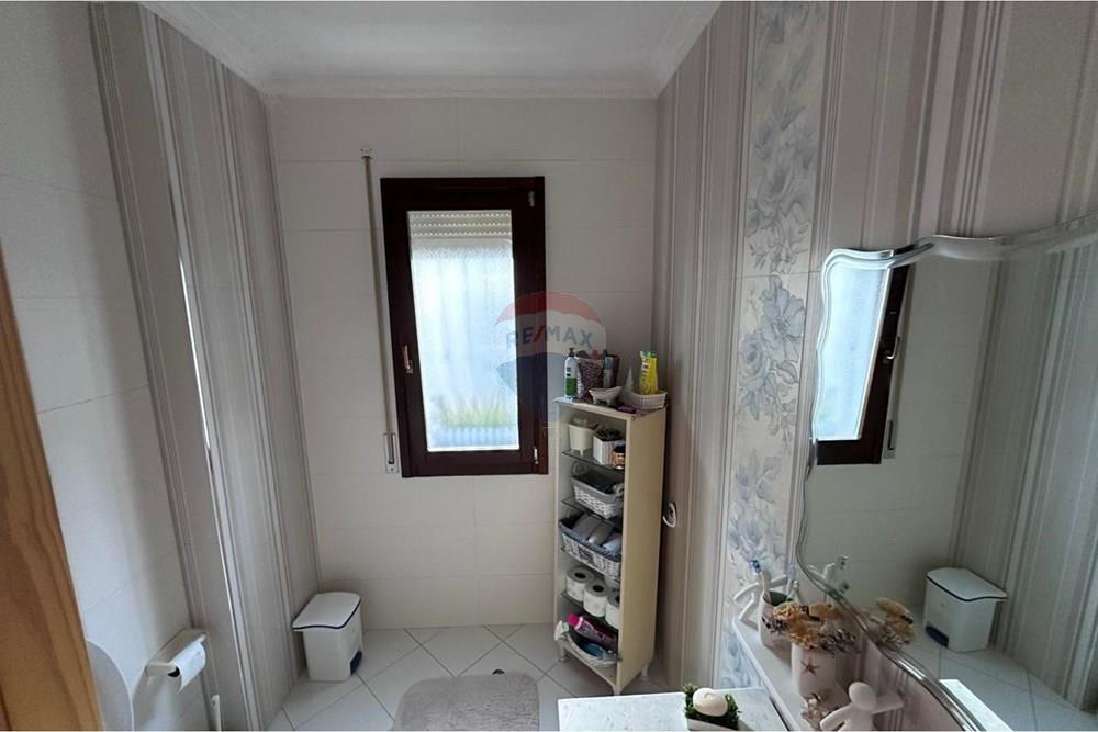 En una de las zonas más demandadas y tranquilas de Tirana, se ofrece a la venta un apartamento cómodo y perfectamente organizado: