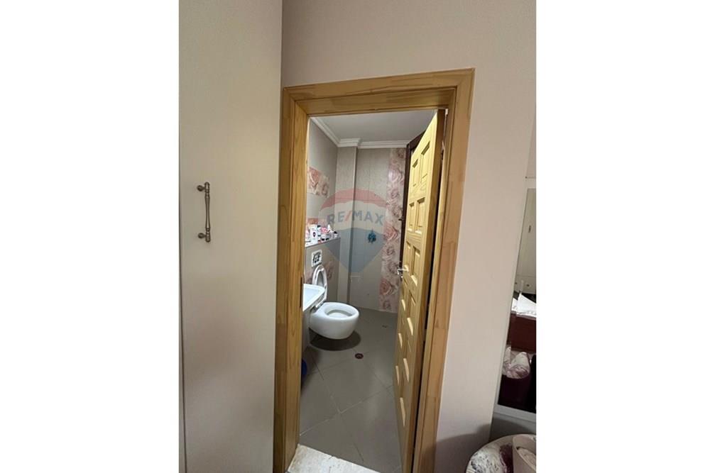 En una de las zonas más demandadas y tranquilas de Tirana, se ofrece a la venta un apartamento cómodo y perfectamente organizado: