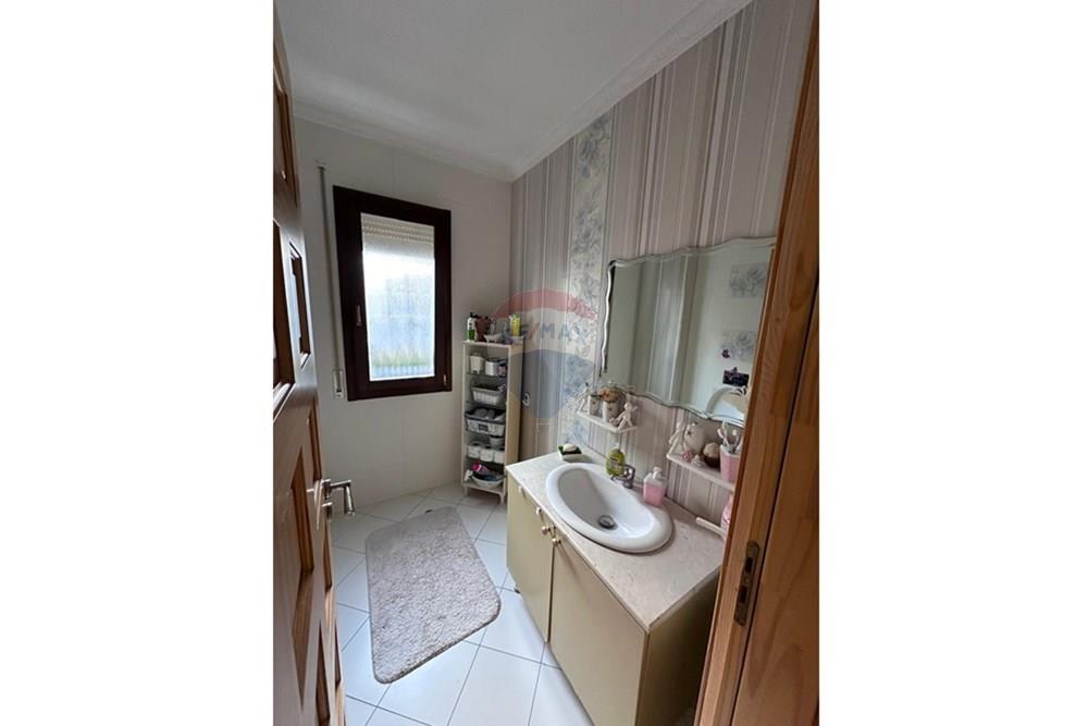 En una de las zonas más demandadas y tranquilas de Tirana, se ofrece a la venta un apartamento cómodo y perfectamente organizado: