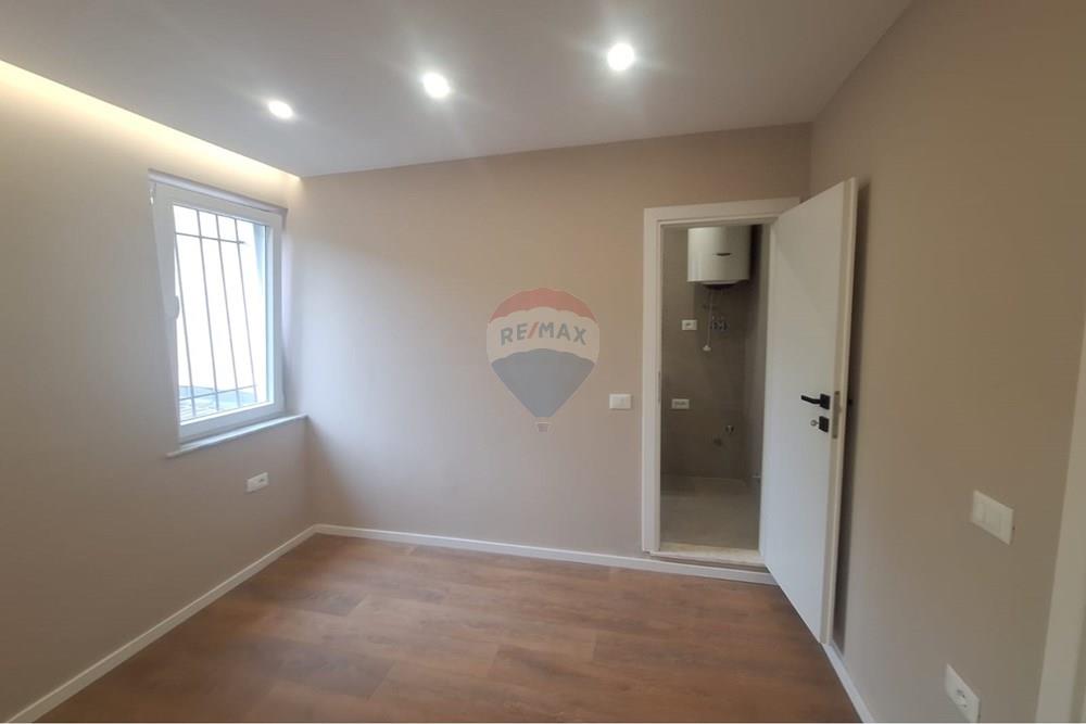 Jepet me qera per zyra apartament 1+1 tek rruga mine peza.