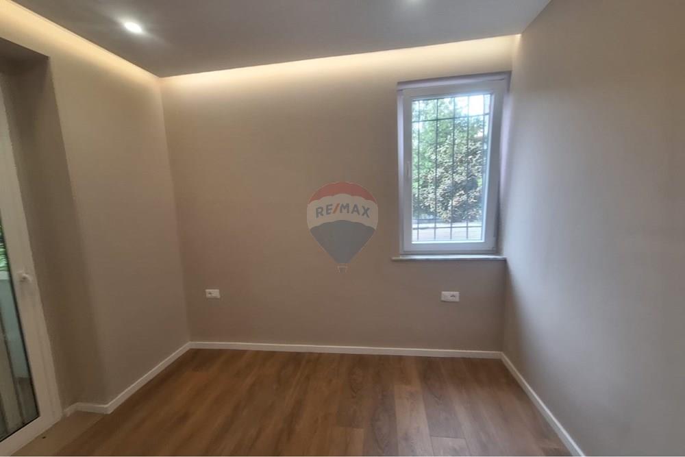 Jepet me qera per zyra apartament 1+1 tek rruga mine peza. (4)