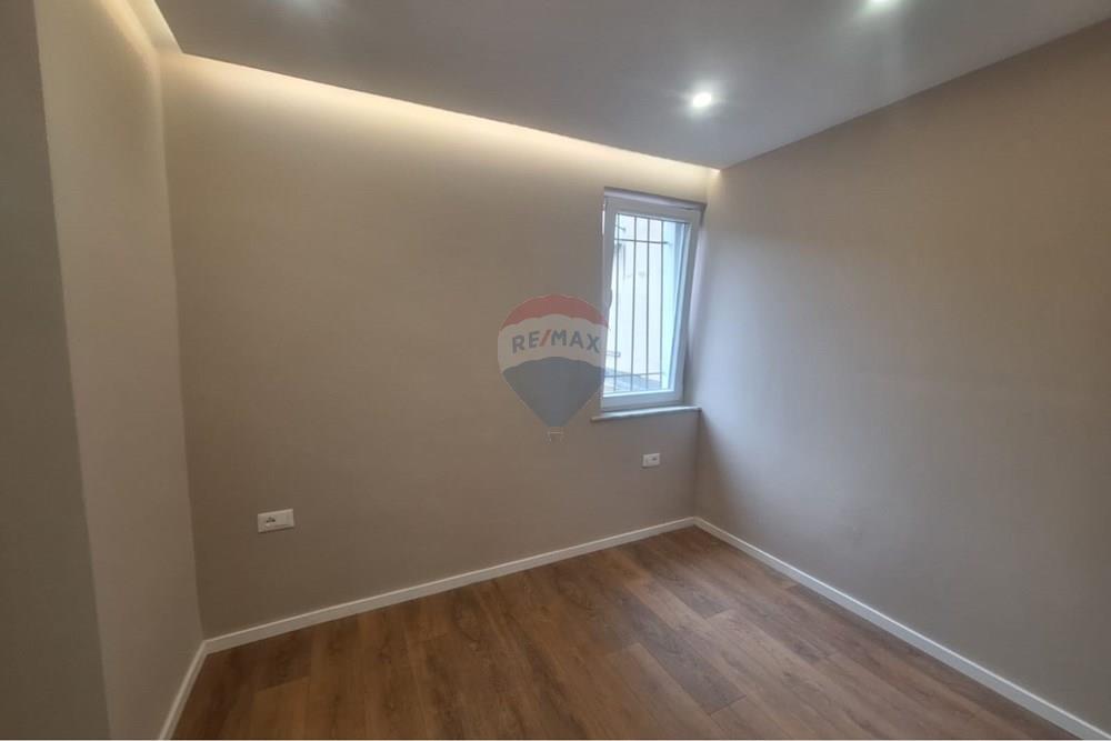 Jepet me qera per zyra apartament 1+1 tek rruga mine peza. (6)