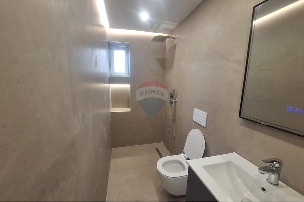 Jepet me qera per zyra apartament 1+1 tek rruga mine peza. (7)