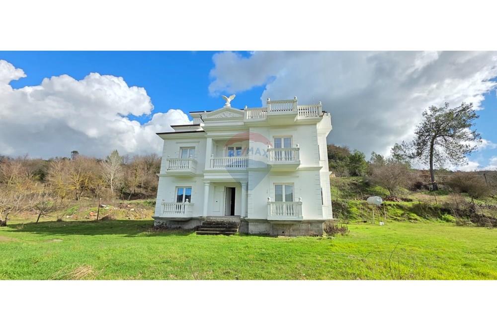 Villa a 2 piani in vendita a pezë e vogël, situata in una zona tranquilla adatta a vivere in famiglia, lontano dal rumore della città e con aria fresca.